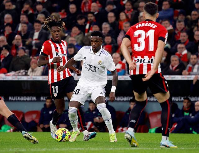 Vinicius Junior dari Real Madrid duel dengan Nico Williams dari Athletic Bilbao di San Mames, Bilbao, Spanyol. Foto: Vincent West/Reuters