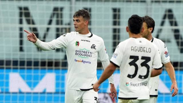 Pemain Spezia Daniel Maldini merayakan mencetak gol pertama mereka saat hadapi AC Milan di Stadion San Siro, Milan, Italia, Sabtu (5/11/2022). Foto: Daniele Mascolo/REUTERS