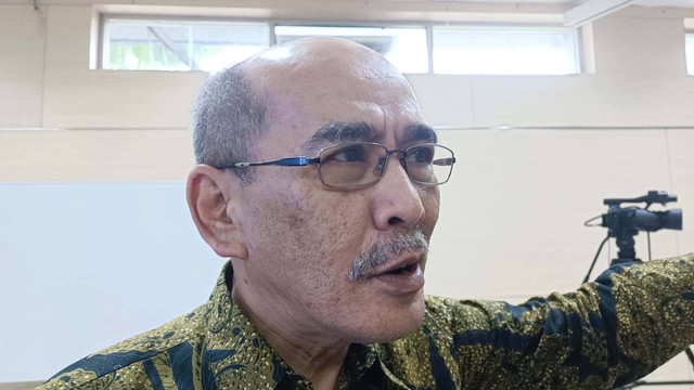 Ekonom Senior Universitas Indonesia (UI), Faisal Basri dalam sidang Kasus Kartel Minyak Goreng di KPPU, Jumat (17/2/2023). Foto: Narda Margaretha Sinambela/kumparan