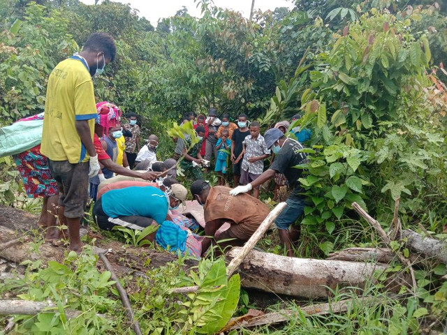 Tampak warga setempat melakukan evakuasi mayat berjenis laki-laki usai ditemukan warga, Foto: Paul/BalleoNEWS 