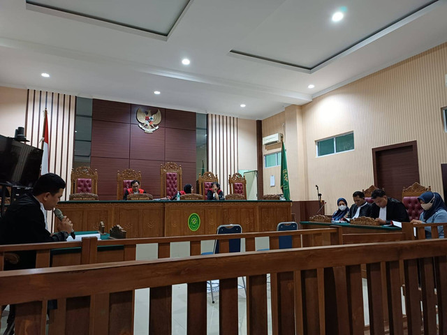 Sidang kasus dugaan korupsi SMKN 1 Batam di PN Tanjungpinang, Jumat (17/2). Foto: Ismail/kepripedia.com