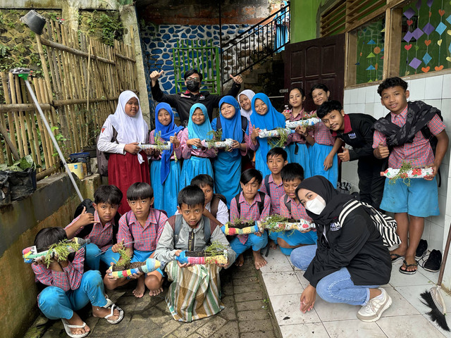 Foto kegiatan hasta karya di SDN Torongrejo 02. Sumber gambar dokumen pribadi