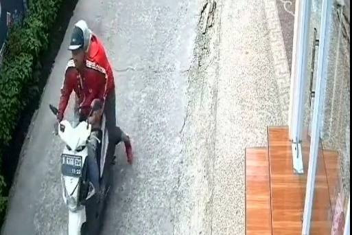 Pemotor di Depok yang menabrak korban berjanji membawa ke RS, namun korban malah dibuang ke semak-semak hingga akhirnya meninggal. Foto: Dok. Istimewa
