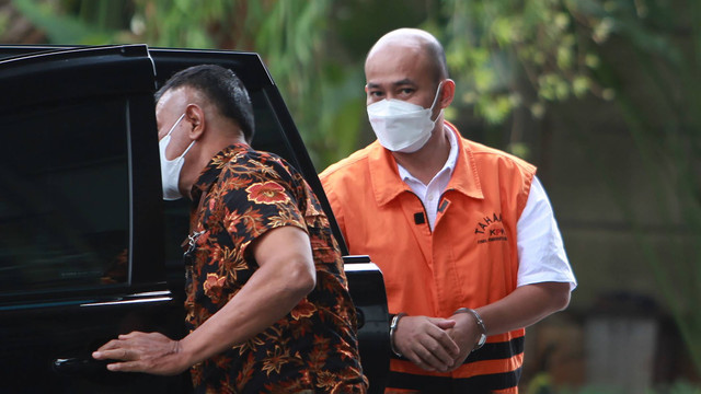 Bupati Pemalang nonaktif Mukti Agung Wibowo selaku terdakwa kasus dugaan suap jual beli jabatan, berjalan menuju ruangan untuk menjalani sidang lanjutan secara daring di Gedung Merah Putih KPK, Jakarta, Jumat (17/2/2023). Foto: ANTARA FOTO/Reno Esnir