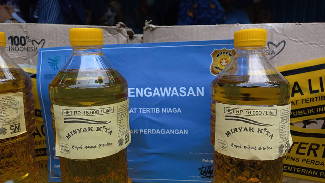 Minyak goreng dengan merek Minyak Kita yang menyerupai minyak goreng merek MINYAKITA. Foto: Intan Alliva/kumparan