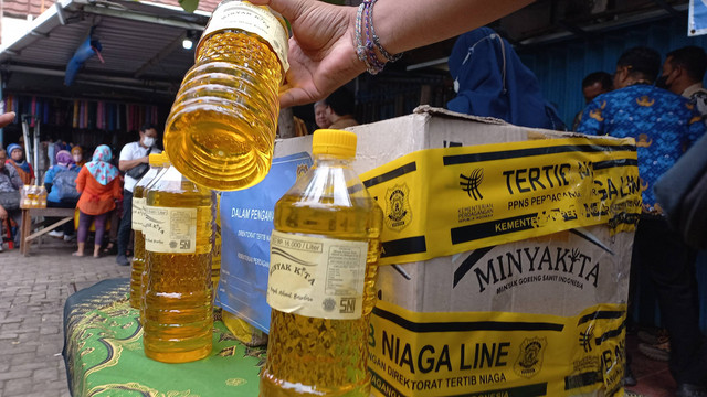 Minyak goreng dengan merek Minyak Kita yang menyerupai minyak goreng merek MINYAKITA. Foto: Intan Alliva/kumparan