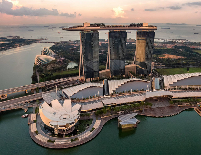 Ilustrasi 5 Jenis Kebudayaan Singapura yang Menjadi Ciri Khasnya. (Foto: Hu Chen | Unsplash.com)