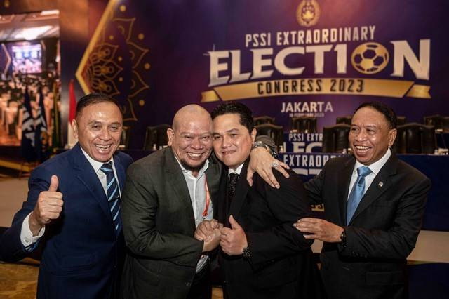 Zainudin Amali (kanan), Mochamad Iriawan (kiri), Erick Thohir (kedua kanan) dan La Nyalla Mattalitti (kedua kiri) dalam pembukaan Kongres Luar Biasa PSSI 2023 di Jakarta, Kamis (16/2/2023). Foto: Aprilio Akbar/ANTARA FOTO
