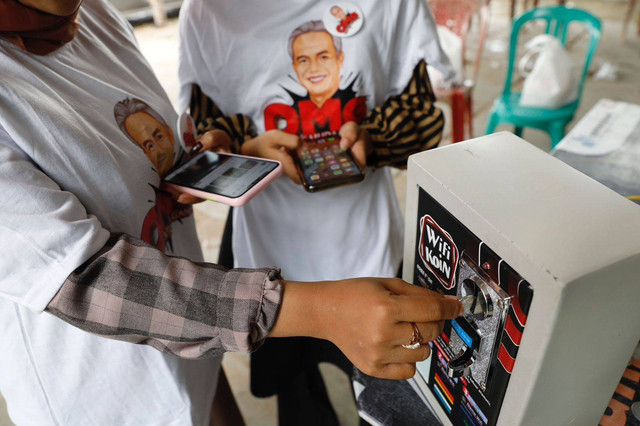 Wi-Fi box koin dari relawan Orang Muda Ganjar (OMG) kepada pedagang pasar di Unit 2 Kabupaten Tulang Bawang, Lampung. Foto: Dok. Istimewa