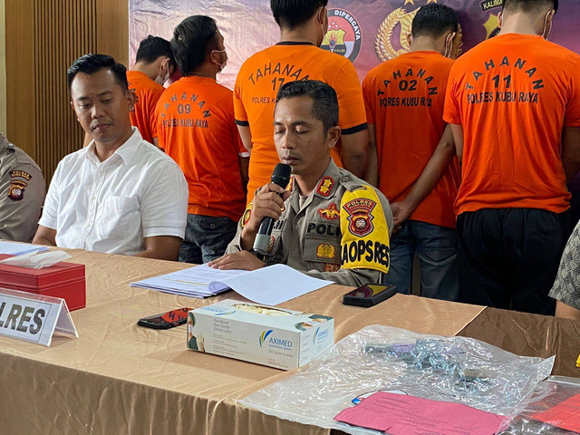 Kapolres Kubu Raya memberikan paparan di hadapan wartawan. Foto: Teri/Hi!Pontianak