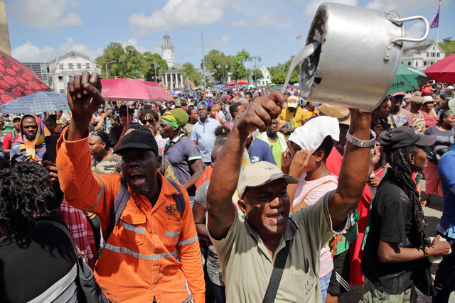 Aksi demonstran memprotes kebijakan ekonomi pemerintah di Paramaribo, Suriname, Jumat (17/2/2023). Foto: Ranu Abhelakh / AFP