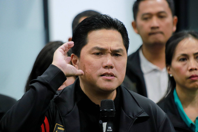Ketua Umum PSSI Erick Thohir didampingi jajarannya menyampaikan keterangan kepada wartawan usai Rapat Exco di Kantor PSSI, Jakarta, Sabtu (18/2/2023). Foto: Jamal Ramadhan/kumparan