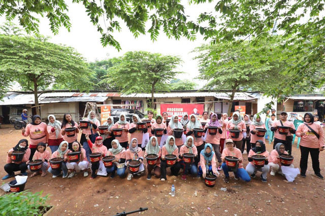 Relawan Mak Ganjar menanam ratusan bibit cabai di Pasar Minggu, Jakarta Selatan pada Sabtu (18/2/2023). Foto: Dok. Istimewa