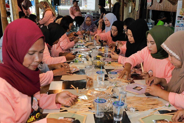 Mak Ganjar Sulsel menggelar pelatihan pengolahan barang-barang bekas menjadi bernilai ekonomis di Warkop Bamboe Batas Kopi, Marumpa, Kecamatan Marusu, Kabupaten Maros, Sabtu (18/2/2023). Foto: Dok. Istimewa