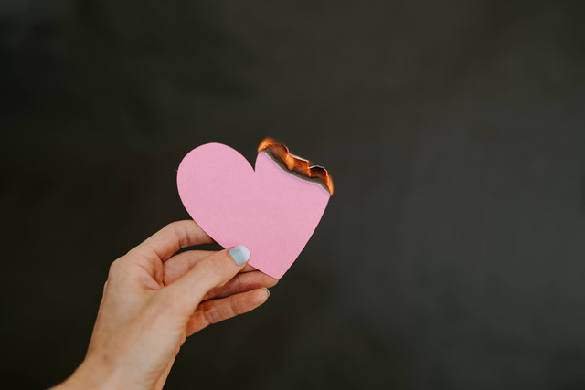 Ilustrasi Kata-kata kenangan Mantan yang Menyayat Hati. Foto: Unsplash/Kelly Sikkema.