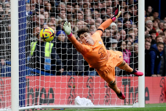 Kiper Chelsea Kepa Arrizabalaga beraksi saat James Ward-Prowse mencetak gol pertama Southampton dari tendangan bebas di Stadion Stamford Bridge, London, Inggris, Sabtu (18/2/2023). Foto: David Klein/REUTERS