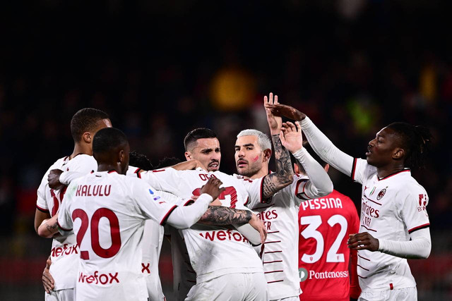 Para pemain AC Milan merayakan gol Junior Messias ke gawang Monza dalam pertandingan Liga Italia 2022/23 di Stadion Brianteo, Minggu (19/2). Foto: AFP/Marco Bertorello