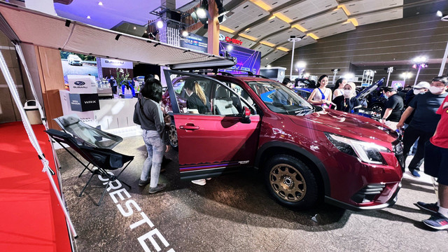 Pengunjung melihat Subaru Forester Forest Explore Package dijual hanya 7 unit selama pameran IIMS 2023. Foto: Sena Pratama/kumparan