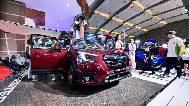 Pengunjung melihat Subaru Forester Forest Explore Package dijual hanya 7 unit selama pameran IIMS 2023. Foto: Sena Pratama/kumparan