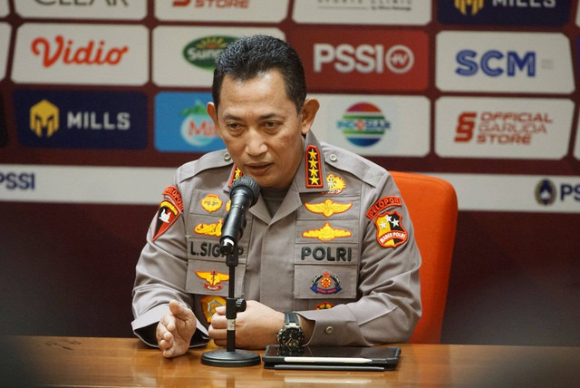 Kapolri Jenderal Listyo Sigit menggelar konpers terkait upaya penegakan hukum pengaturan skor di sepak bola Indonesia di GBK, Senayan, Jakarta, Minggu (19/2). Foto: Iqbal Firdaus/kumparan