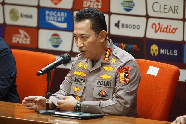 Kapolri Jenderal Listyo Sigit menggelar konpers terkait upaya penegakan hukum pengaturan skor di sepak bola Indonesia di GBK, Senayan, Jakarta, Minggu (19/2). Foto: Iqbal Firdaus/kumparan
