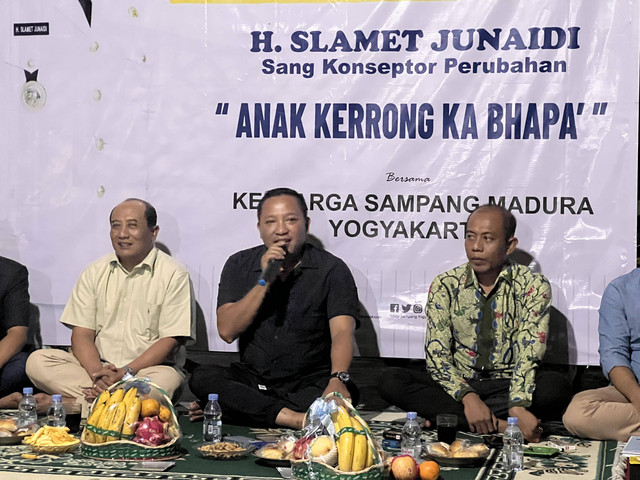 Bupati Kabupatan Sampang, Madura, Slamet Junaidi saat berbicara di sarasehan Keluarga Sampang Madura di Yogyakarta, Sabtu (18/2). Foto: ESP