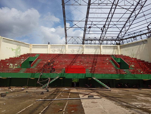GOR Saburai, Enggal, Bandar Lampung dibongkar dan akan dibangun Masjid Raya Al Bakrie. Sebagai gantinya, GOR Saburai akan dipindah di PKOR Wayhalim. | Foto : Galih Prihantoro/ Lampung Geh
