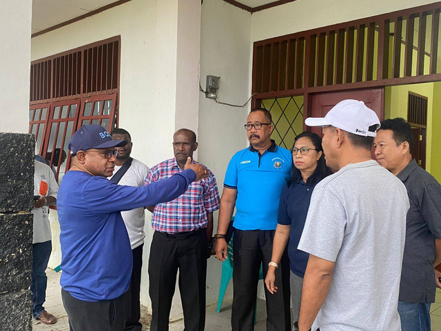 Penjabat Bupati Sorong, Yan Piet Mosso bersama OPD teknis meninjau lokasi pasar induk sebagai persiapan peresmian kembali, foto: Juventz/BalleoNEWS