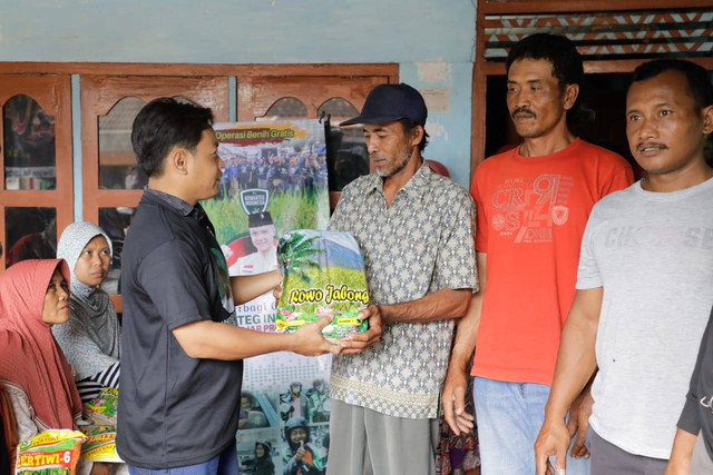 Komunitas Warteg (Kowarteg) Indonesia saat membagikan bibit padi dan jagung untuk petani di Kelurahan Alasgung, Sugiwaras, Bojonegoro, Minggu (19/2/2023). Foto: Dok. Istimewa