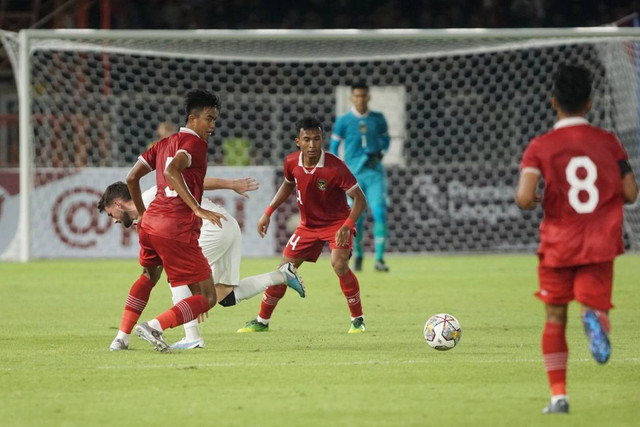 Pemain Timnas U-20 Kakang Rudianto berebut bola dengan pemain Timnas U-20 Selandia Baru dalam pertandingan uji coba internasional U-20 di Stadion Utama Gelora Bung Karno (SUGBK), Senayan, Jakarta, Minggu (19/2/2023). Foto: Iqbal Firdaus/kumparan