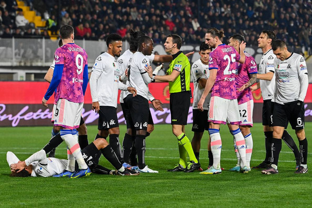 Penyerang Spezia, Emmanuel Gyasi, berdebat dengan wasit selama pertandingan Liga Italia 2022/23 antara Spezia vs Juventus di Stadion Alberto-Picco, Senin (20/2). Foto: Andreas SOLARO / AFP