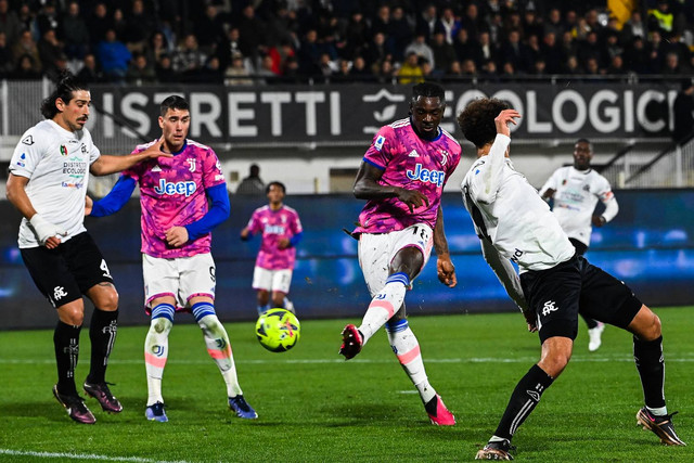 Penyerang Juventus, Moise Kean, membuka keunggulan Juventus di pertandingan Liga Italia 2022/23 antara Spezia vs Juventus di Stadion Alberto-Picco, Senin (20/2). Foto: Andreas SOLARO / AFP