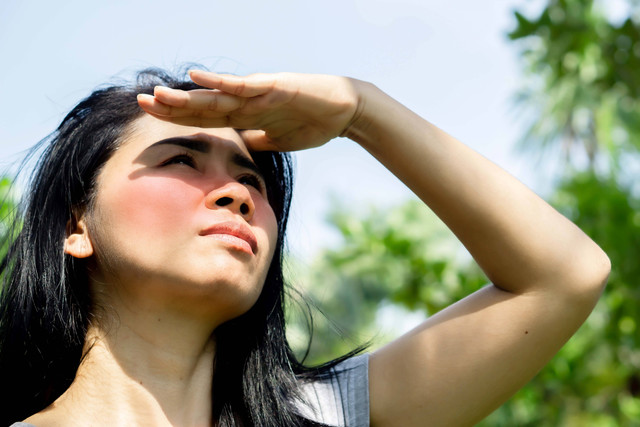 5 Cara Atasi Kerusakan Kulit Akibat Sinar Matahari, Menurut Dermatolog. Foto: Margo Basarab/Shutterstock