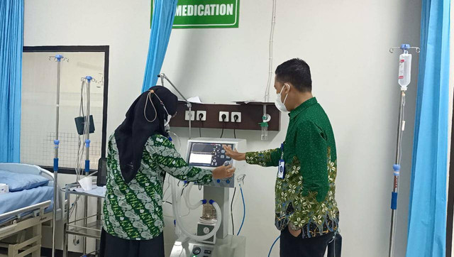 Dosen Anestesi UMP Purwokerto ketika membimbing mahasiswa Anestesi UMP Purwokerto praktek Ventilator/Foto : Dokpri
