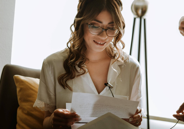 contoh surat pribadi untuk teman di luar kota. sumber foto : unsplash/omar.