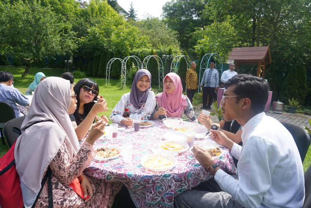 Mahasiswa Indonesia di Budapest, Hungaria. Foto: ashwarin/Shutterstock