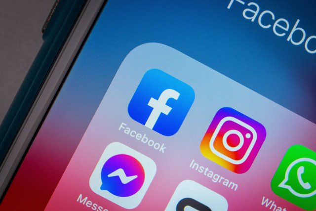 Ilustrasi media sosial Facebook dan Instagram. Foto: Koshiro K/Shutterstock