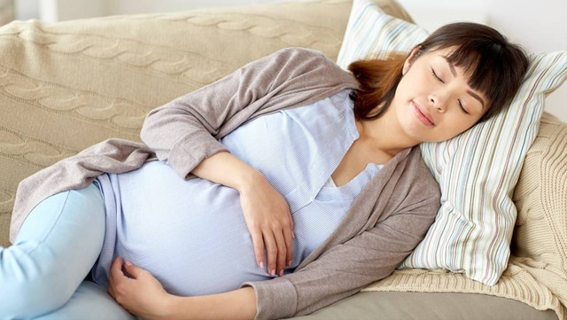 Ilustrasi ibu hamil yang tidur dengan posisi tidur agar bayi cepat masuk panggul. Foto: Shutterstock.com