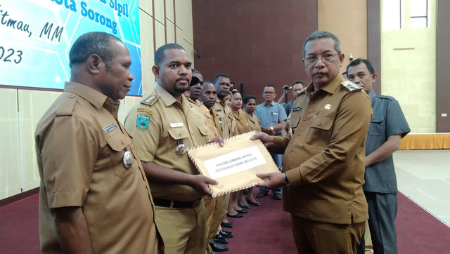 Kepala Distrik Sorong Manoi menerima dokumen warganya yang belum melakukan perekaman KTP elektronik, foto: Yanti/BalleoNEWS