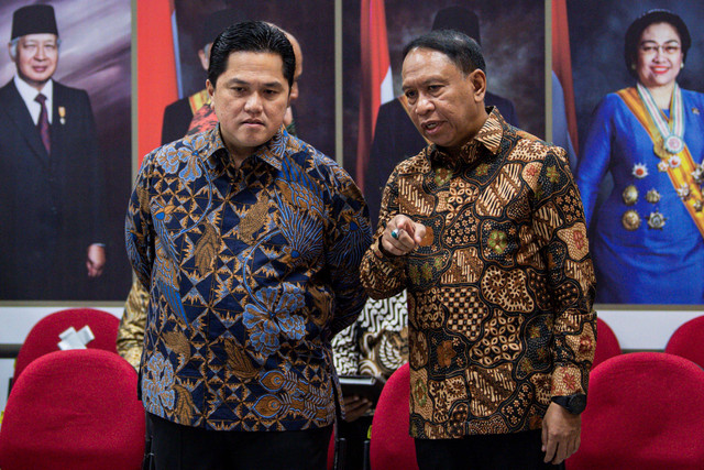 Ketua Umum PSSI periode 2023-2027 Erick Thohir (kiri) berbincang dengan Wakil Ketua Zainudin Amali sebelum menyampaikan keterangan pers usai bertemu Presiden Joko Widodo di Kantor Presiden, Jakarta, Senin (20/2/2023). Foto: Sigid Kurniawan/ANTARA FOTO