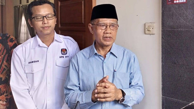 Ketua PP Muhammadiyah, Haedar Nashir, di tengah kegiatan coklit data pemilihan oleh KPU Bantul. Foto: Widi RH Pradana