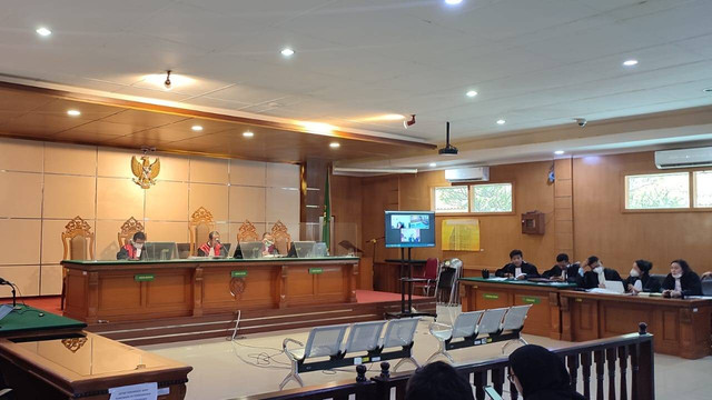 Sidang suap dengan terdakwa Deposan KSP Intidana, Heryanto Tanaka dan Ivan Dwi Kusuma Sujanto di PN Bandung, Senin (20/2/2023).  Foto: Rachmadi Rasyad/kumparan