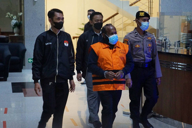Bupati Mamberamo Tengah, Papua, Ricky Ham Pagawak mengenakan baju tahanan (tengah) usai menjadi pemeriksaan di Gedung Merah Putih KPK, Jakarta, Selasa (20/2). Foto: Iqbal Firdaus/kumparan