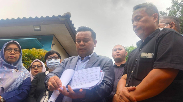 Warga RW 03, Jatiwarna, Bekasi, Jawa Barat melaporkan Bripka Madih soal dugaan penyerobotan lahan, Senin (20/2). Foto: Dok. Istimewa