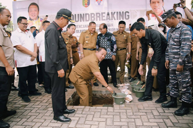 Gubernur Lampung Arinal Djunaidi melakukan groundbreaking pembangunan GOR Saburai di PKOR Wayhalim, Bandar Lampung. | Foto : Adpim Lampung