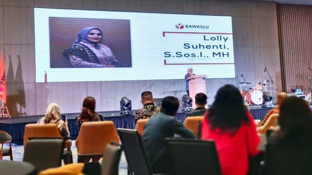 Komisioner Bawaslu RI, Lolly Suhenti saat menyampaikan sambutannya soal IKP Sulut yang berada di peringkat dua setelah DKI Jakarta.