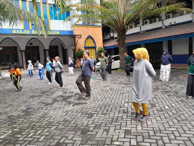 Terapi LTK di Halaman kampus FST-UMSIDA memberikan dampak kesehatan yang luar biasa. Banyak manfaat yang dirasakan. 