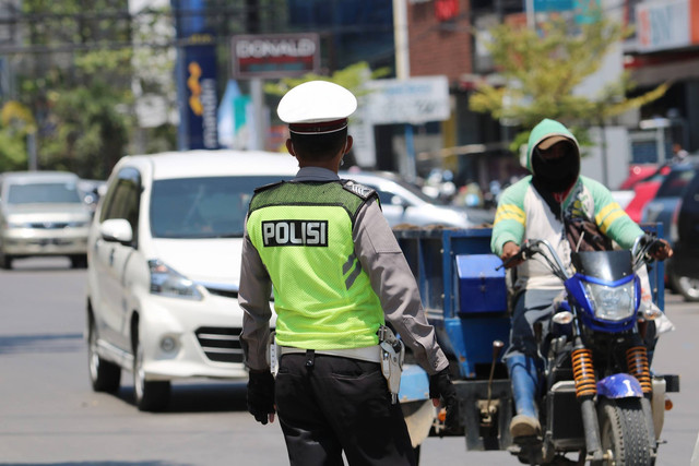 Pemeriksaan kendaraan yang dilakukan oleh petugas kepolisian terhadap sejumlah kendaraan di kota Makassar. Foto: Herwin Bahar/Shutterstock