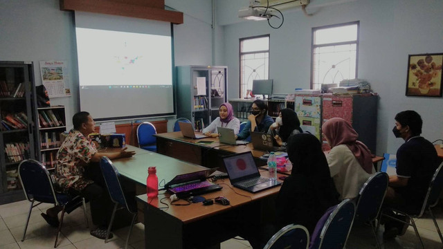 Suasana diskusi riset dengan Kaprodi MKSB UNAIR (Sumber: Dokumentasi Peserta)