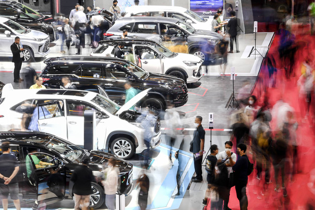 Pengunjung mengamati mobil yang dipamerkan pada pameran Indonesia Internasional Motor Show (IIMS) di JIExpo Kemayoran, Jakarta, Senin (20/2/2023). Foto: ANTARA FOTO/M Risyal Hidayat
